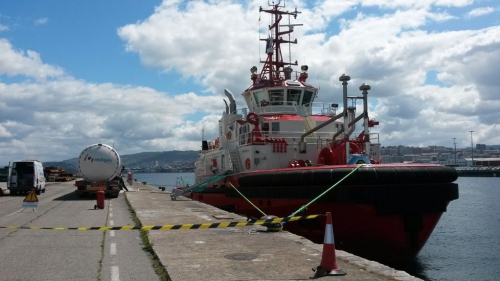 A ship being supplied with LNG by a road tanker at the port of Vigo (Photo credit: Reganosa)
