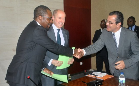  The minister, Gabriel Mbega Obiang Lima (left) shakes hands and Mounir Bouaziz, vice-president of Shell (Photo credit: Mansueto Loeri Bomohagasi, Equatorial Guinea government press office)