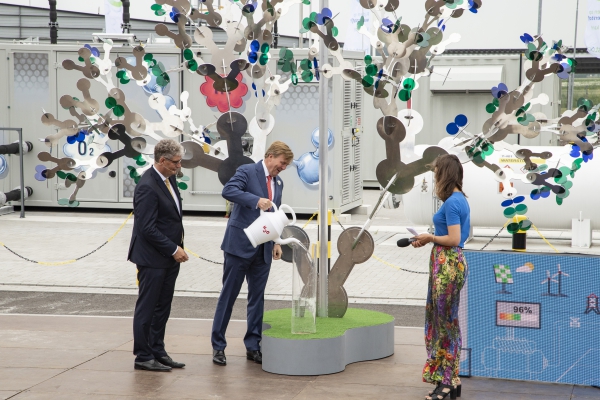 King Willem-Alexander symbolically opens Gasunie’s HyStock electrolysis facility, the first 'green hydrogen' plant in the Netherlands. Left: Gasunie CEO Han Fennema (photo Gasunie).