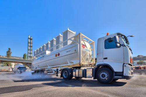 A road truck transporting LNG inside one ISO container  (Photo credit: Grupo Sousa/Gaslink)